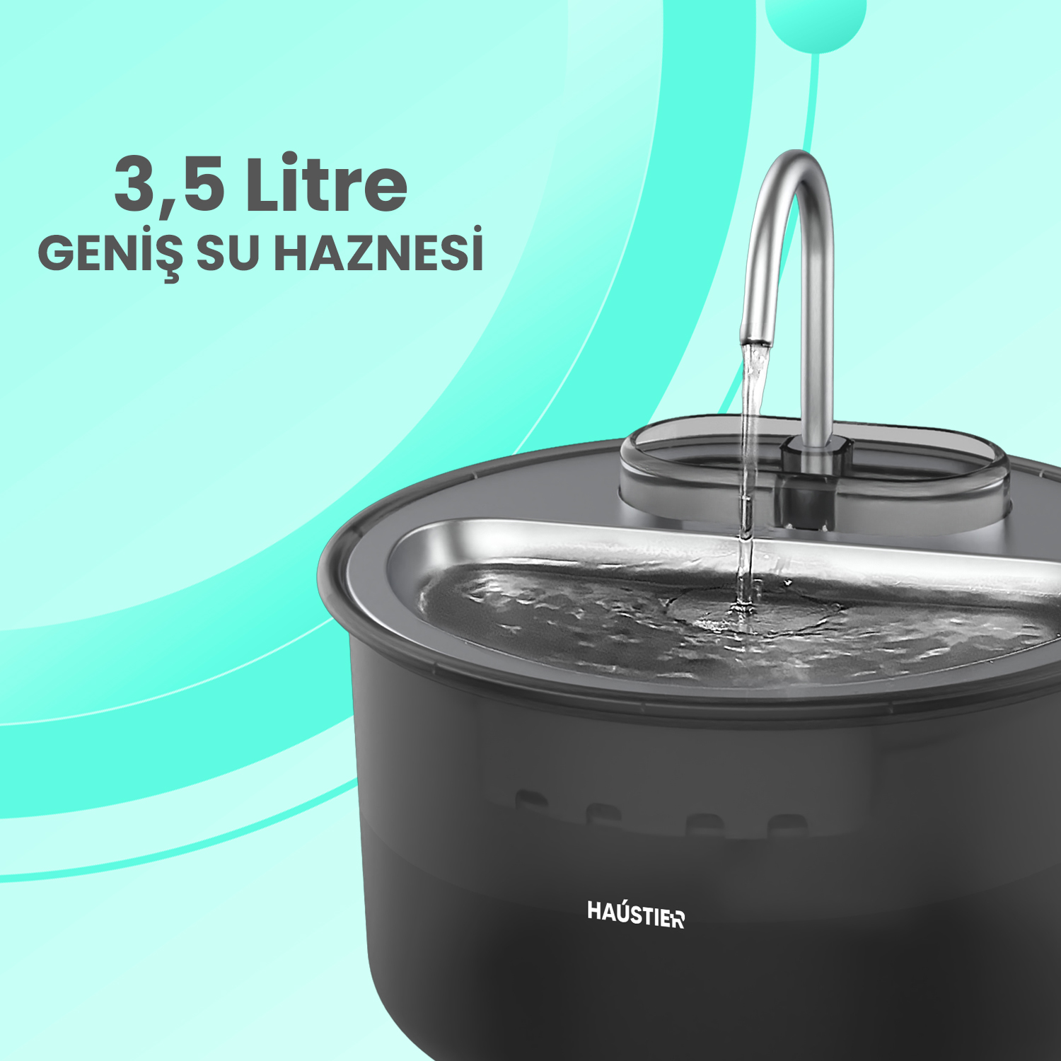 Metal musluklu bir su çeşmesi. Su, '3,5 Litre GENIŞ SU HAZNESI' yazısı ve marka adıyla birlikte koyu renk bir kaba akıyor.