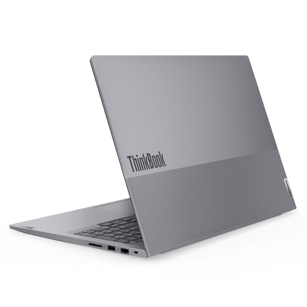 Gri bir Lenovo ThinkBook dizüstü bilgisayar beyaz bir yüzey üzerinde açık. ThinkBook logosu kapakta görülebilir.