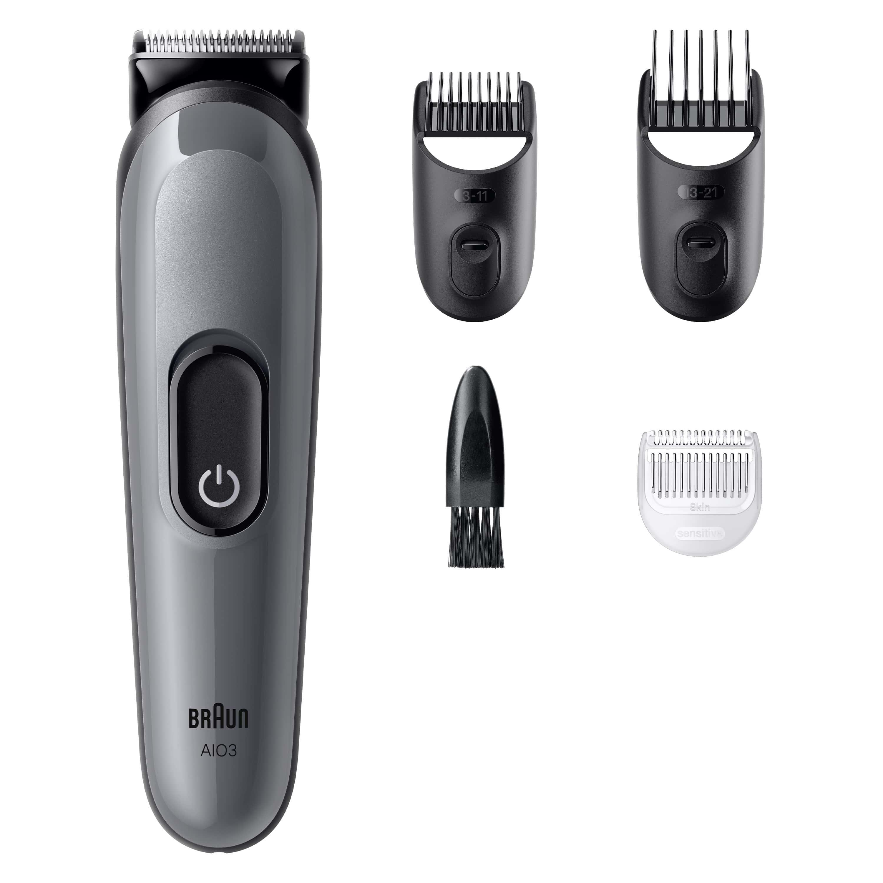 Un regolabarba Braun e accessori sono su sfondo bianco. Il trimmer è grigio e nero.