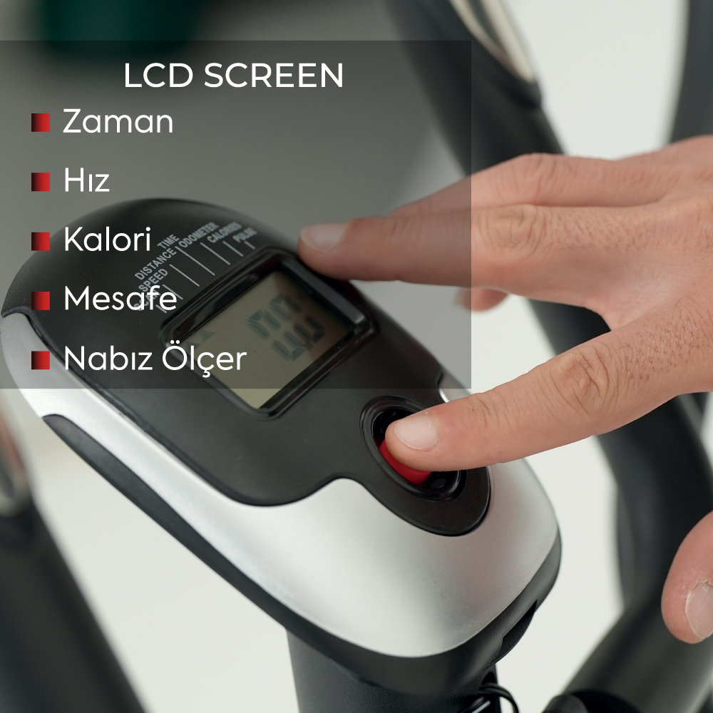 Bir el, LCD ekrandaki kırmızı bir düğmeye basıyor. Ekran sayıları gösteriyor. Metin etiketleri arasında zaman, hız, kalori, mesafe ve nabız yer alıyor.