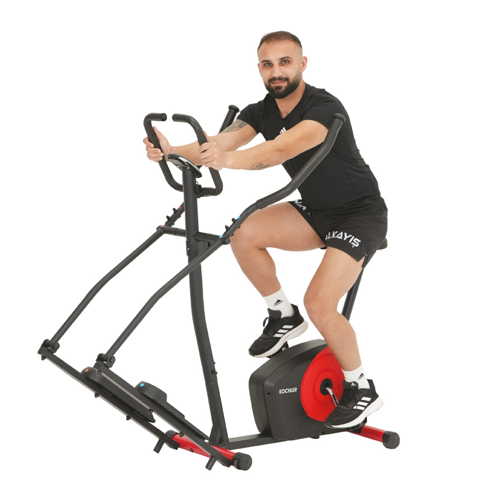 Siyah spor giyimli bir adam eliptik makine kullanıyor. Makine siyah ve kırmızıdır. Adam gülümsüyor.
