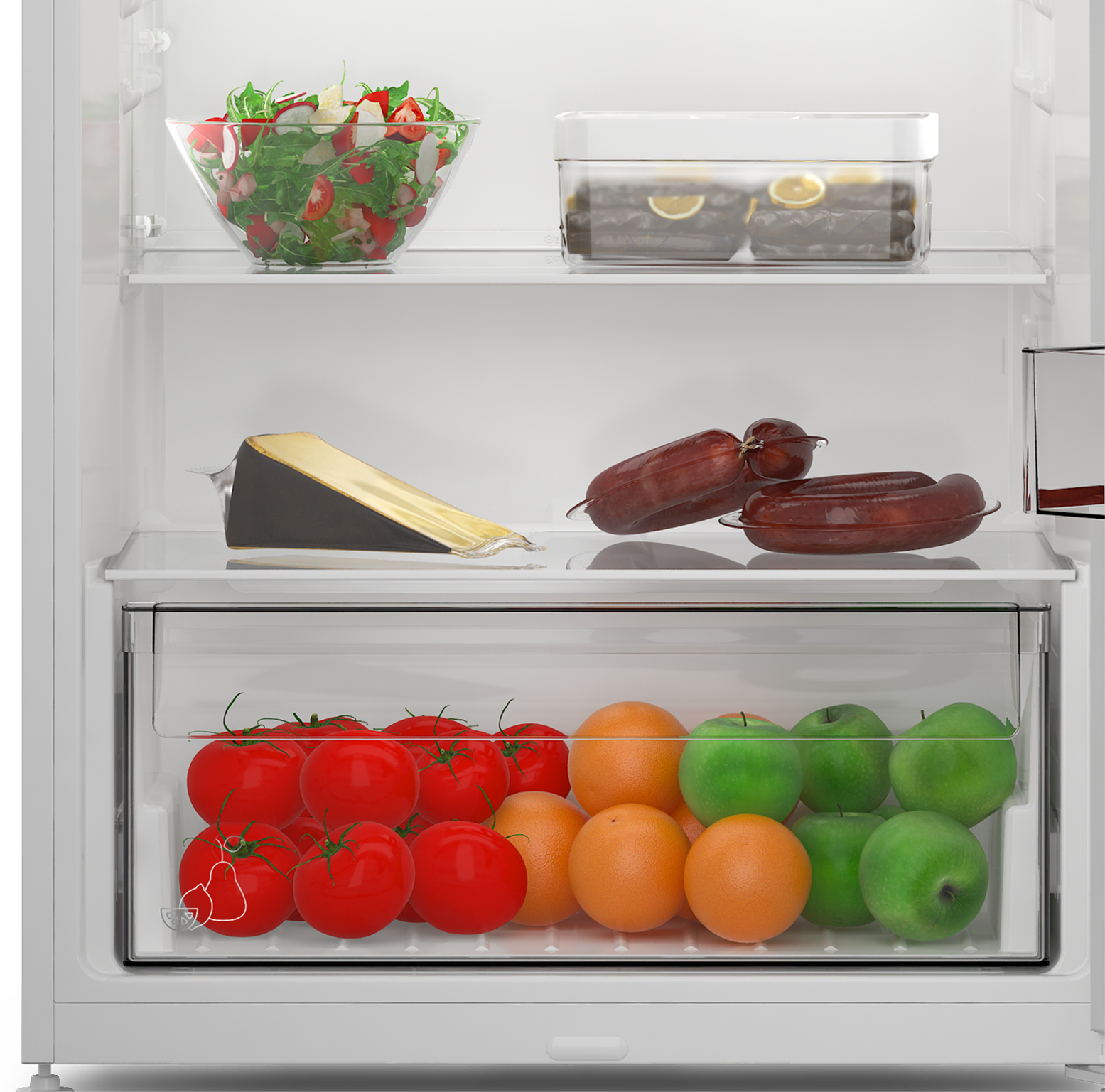 Buzdolabının içinde: salata, paketlenmiş yiyecekler, peynir, sosis, domates, portakal ve yeşil elmalar.