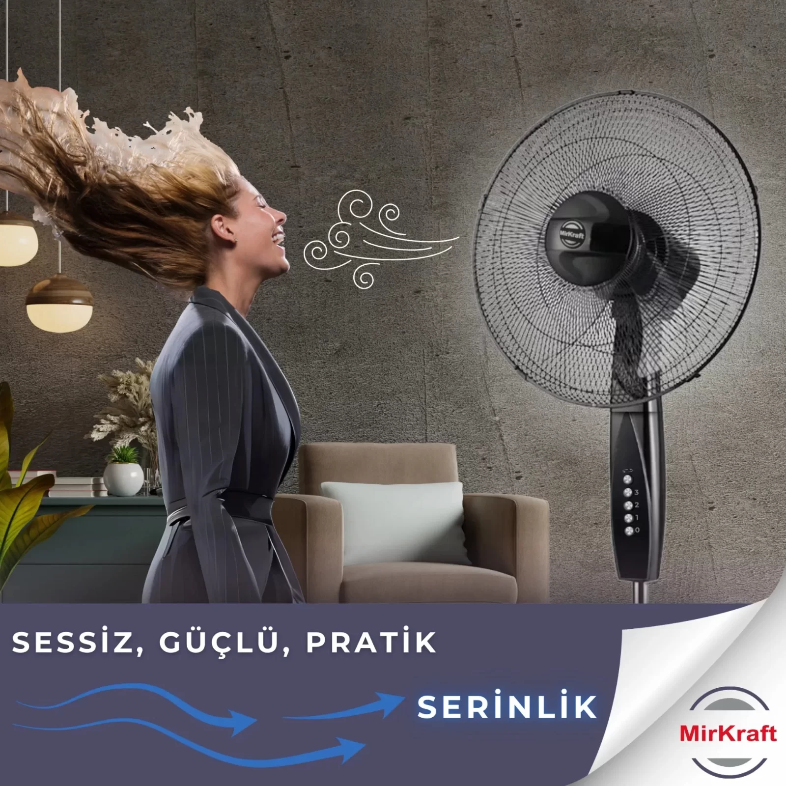Rüzgardan savrulmuş saçlı bir kadın, siyah bir vantilatörün yanında gülümsüyor. Vantilatör açık. Arka planda bir sandalye ve bir lamba var.