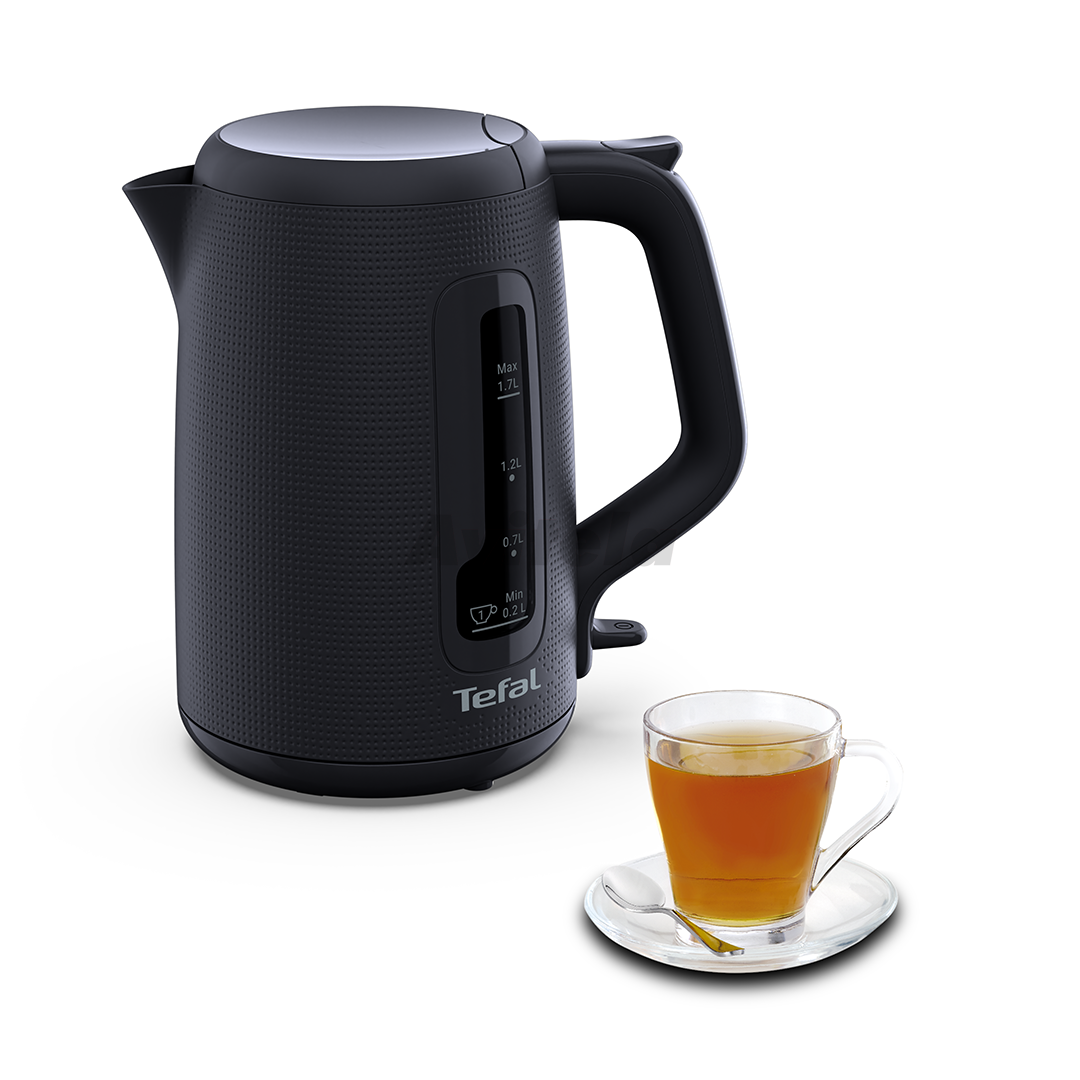 Un bollitore Tefal nero e una tazza di tè su un piattino. Il bollitore a sinistra, il tè a destra. Sfondo bianco.