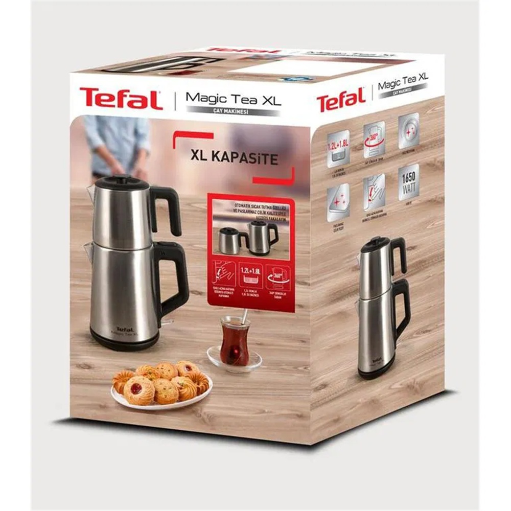 Tefal Magic Tea XL kutusu: çay makinesi, kurabiyeler ve ahşap masada bir bardak çay. Özellikler: XL kapasite ve 1650W.