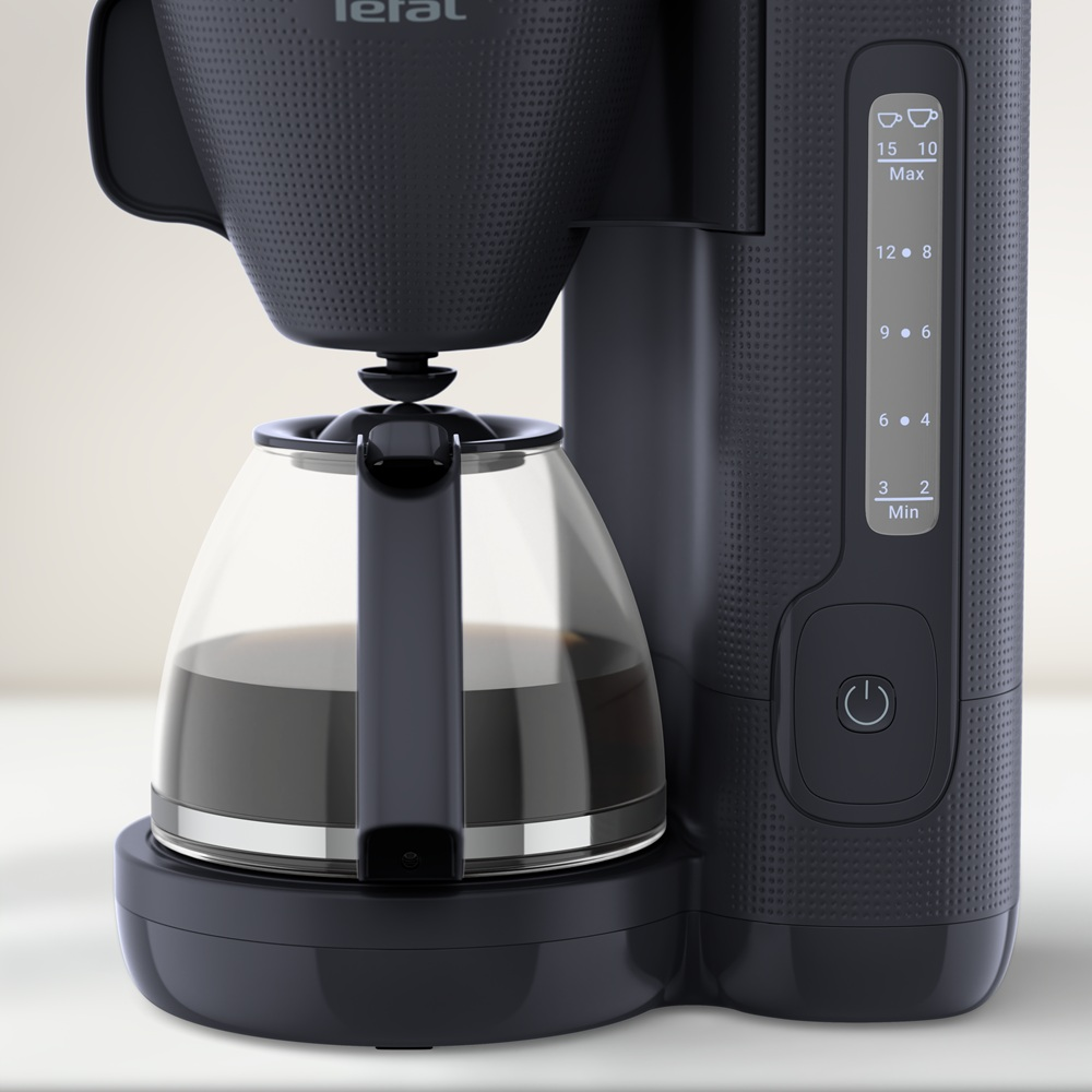 Siyah bir Tefal kahve makinesi. Bir cam sürahi kahve içerir. Dijital bir ekran fincan miktarını gösterir. Güç düğmesi görünür.