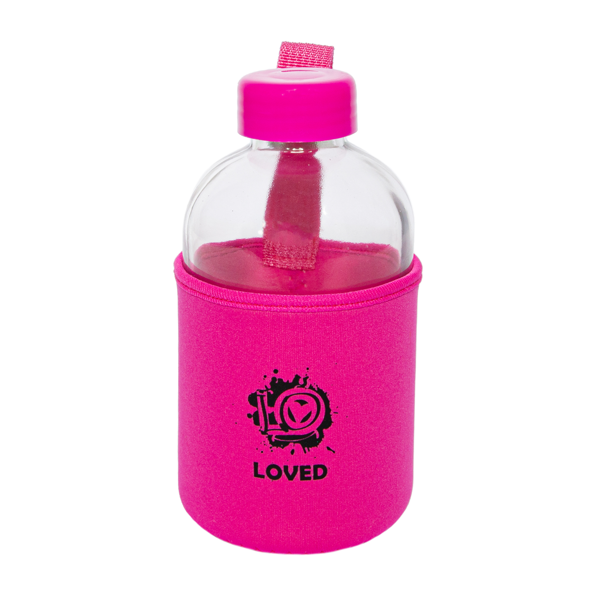 Pembe kapaklı ve siyah 'LOVED' yazılı pembe kılıflı şeffaf bir su şişesi.