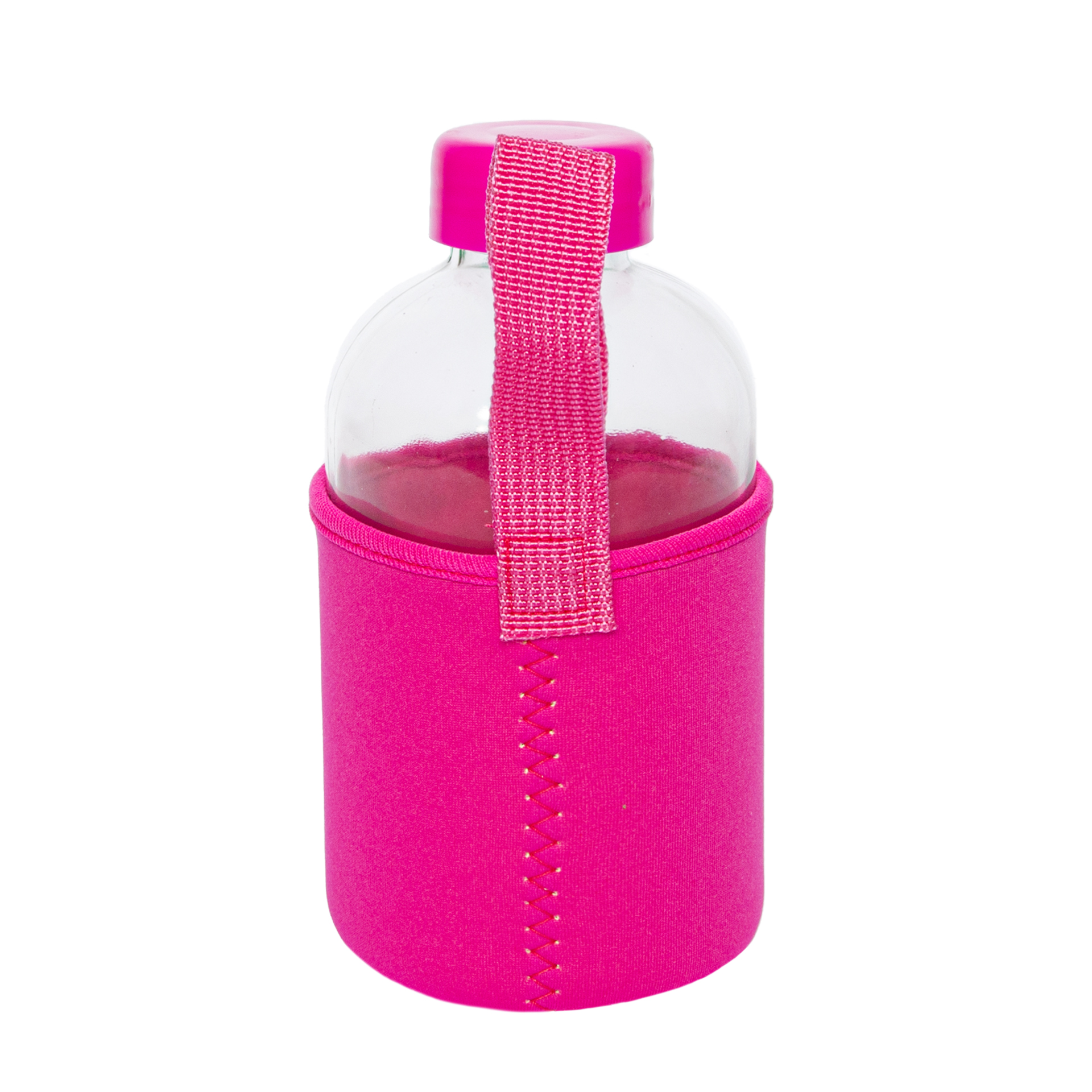 Pembe kapaklı ve pembe kılıflı şeffaf cam su şişesi. Kapağa pembe bir kayış takılıdır.
