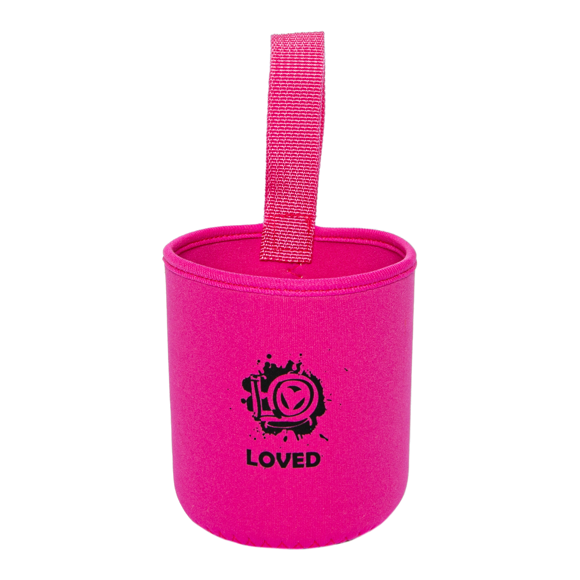 Saplı pembe bardak tutucu. Siyah bir logosu ve 'LOVED' kelimesi var. Beyaz zemin.