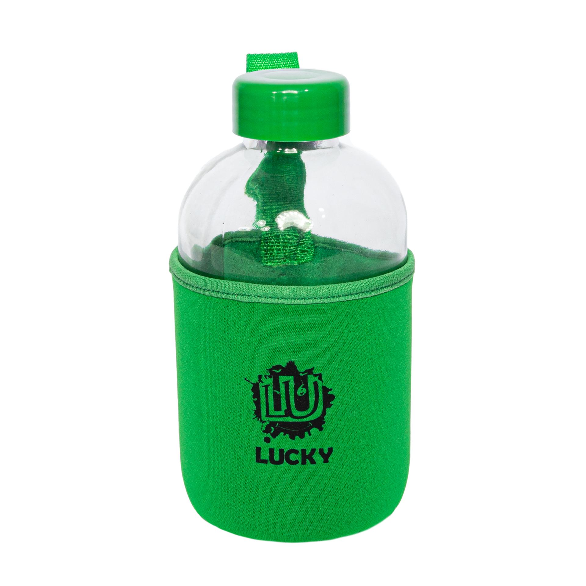 Yeşil kapaklı şeffaf bir su şişesi ve üzerinde "LUCKY" yazan yeşil bir kılıf.