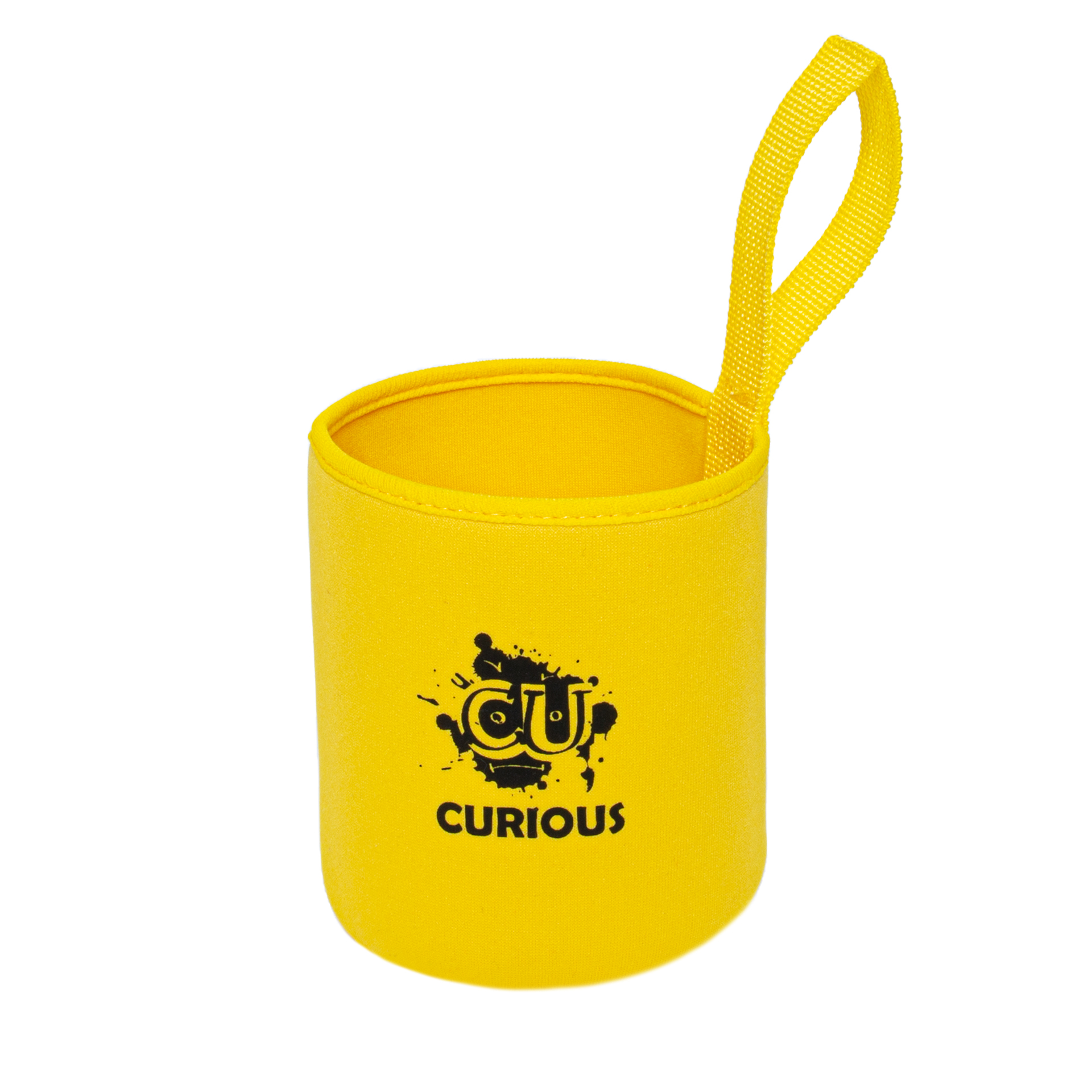 Sarı renkli, yalıtımlı, tutacaklı içecek tutucu üzerinde 'CURIOUS' yazısı. Arka plan beyaz.
