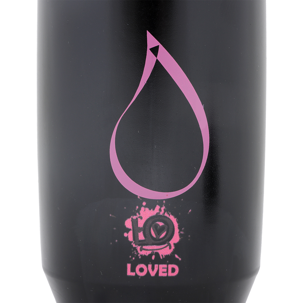 Pembe damla tasarımına ve 'LOVED' kelimesine sahip siyah bardak. Logoda bir kalp ile 'LO' harfleri yer alıyor.