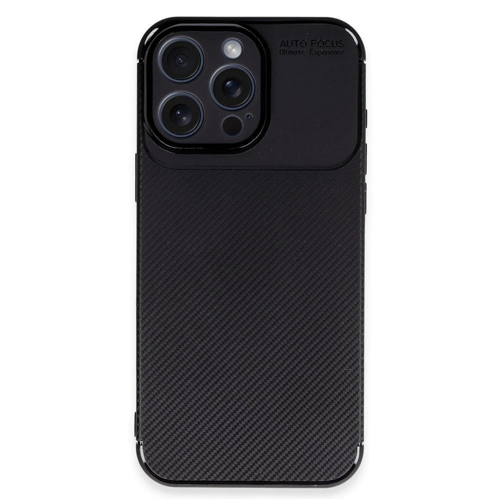 Siyah telefon kılıfı, üç lensli kamera kesimi ve 'AUTO FOCUS' yazısı. Kılıf, dokulu karbon fiber tasarıma sahip.
