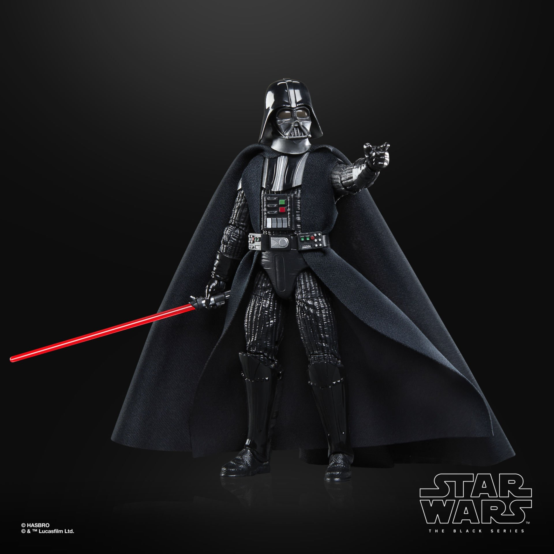 Siyah zırh ve pelerinli, kırmızı ışın kılıcı tutan bir Darth Vader aksiyon figürü, siyah arka plan üzerinde.