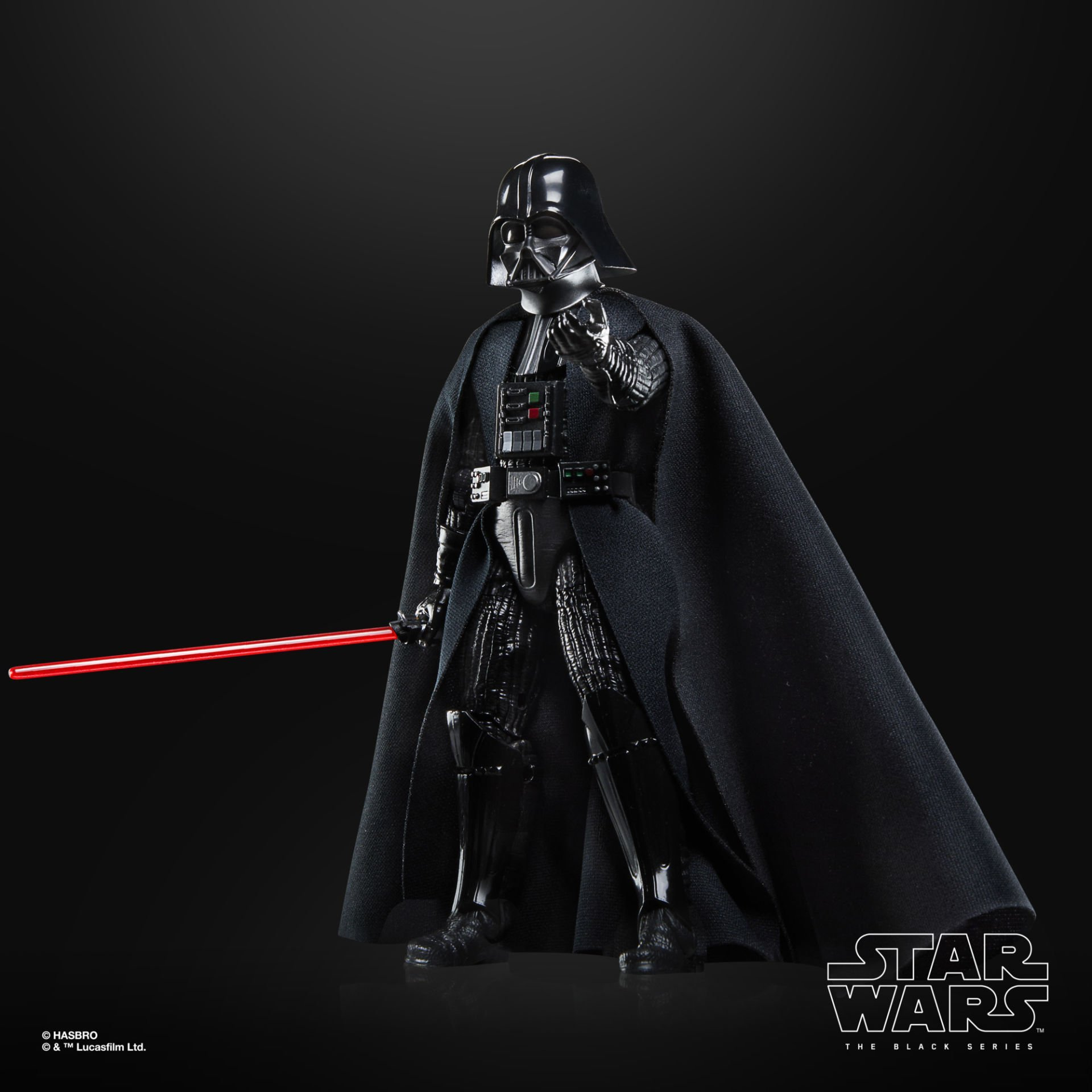 Darth Vader figürü, kırmızı ışın kılıcı ile. Siyah takım elbise, kask, pelerin giyiyor ve ileriye işaret ediyor. Siyah arka plan.