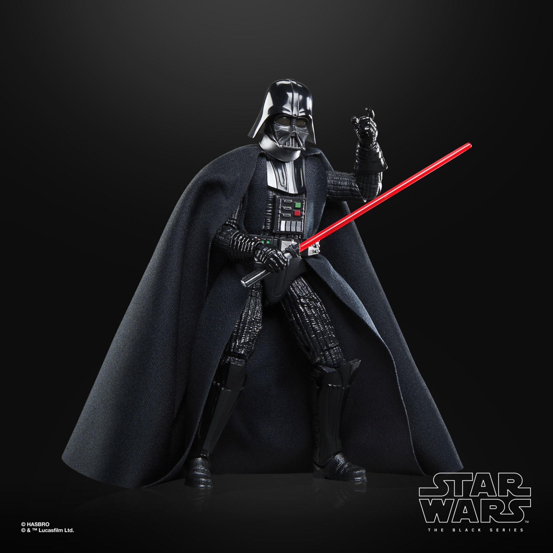 Siyah arka plan üzerinde kırmızı ışın kılıcı tutan Darth Vader figürü. Siyah bir miğfer, pelerin ve takım elbise giyiyor. Star Wars logosu.
