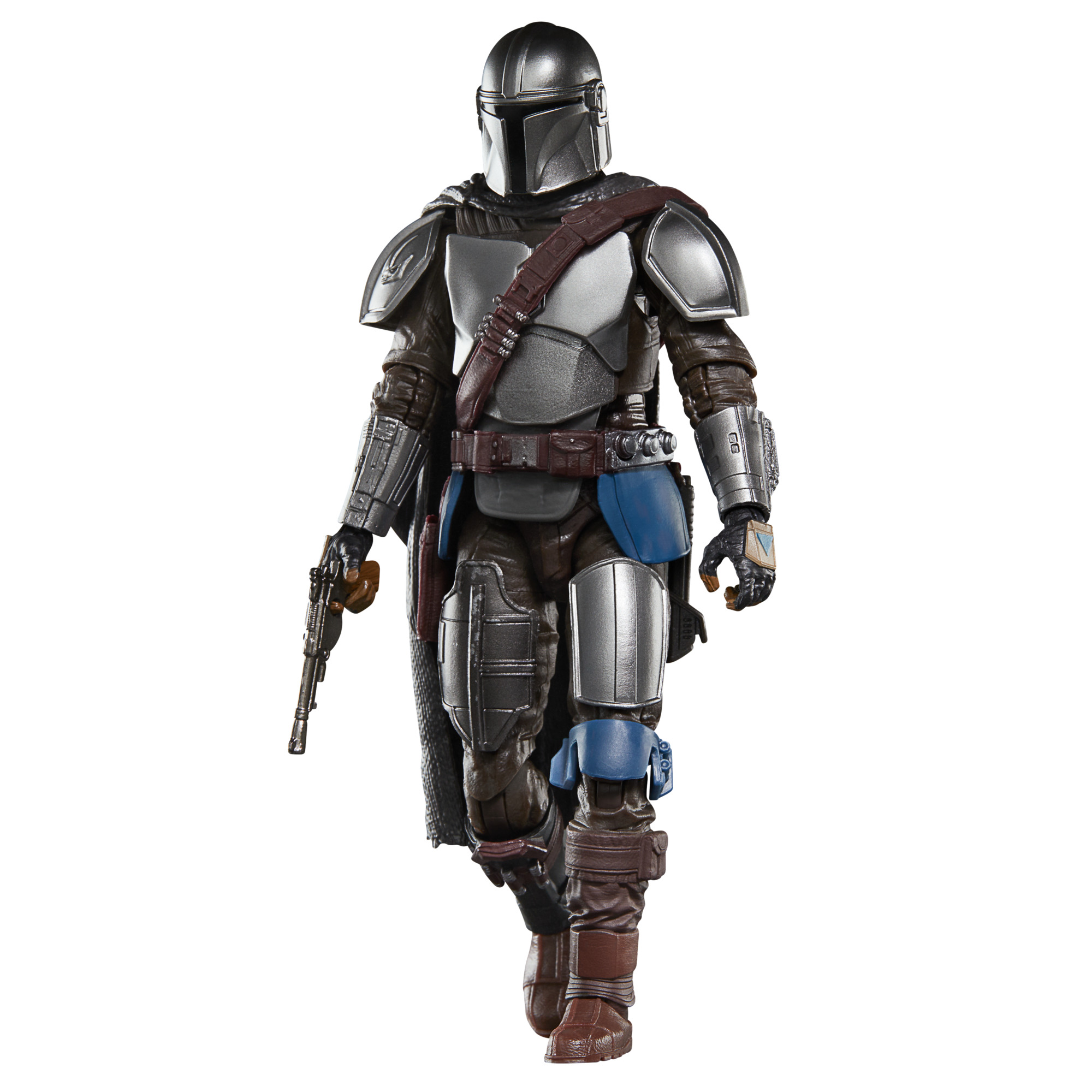 Mandalorian aksiyon figürü bir patlayıcıyla ayakta duruyor. Kahverengi ve mavi detaylara sahip gümüş zırh ve bir kask takıyor.