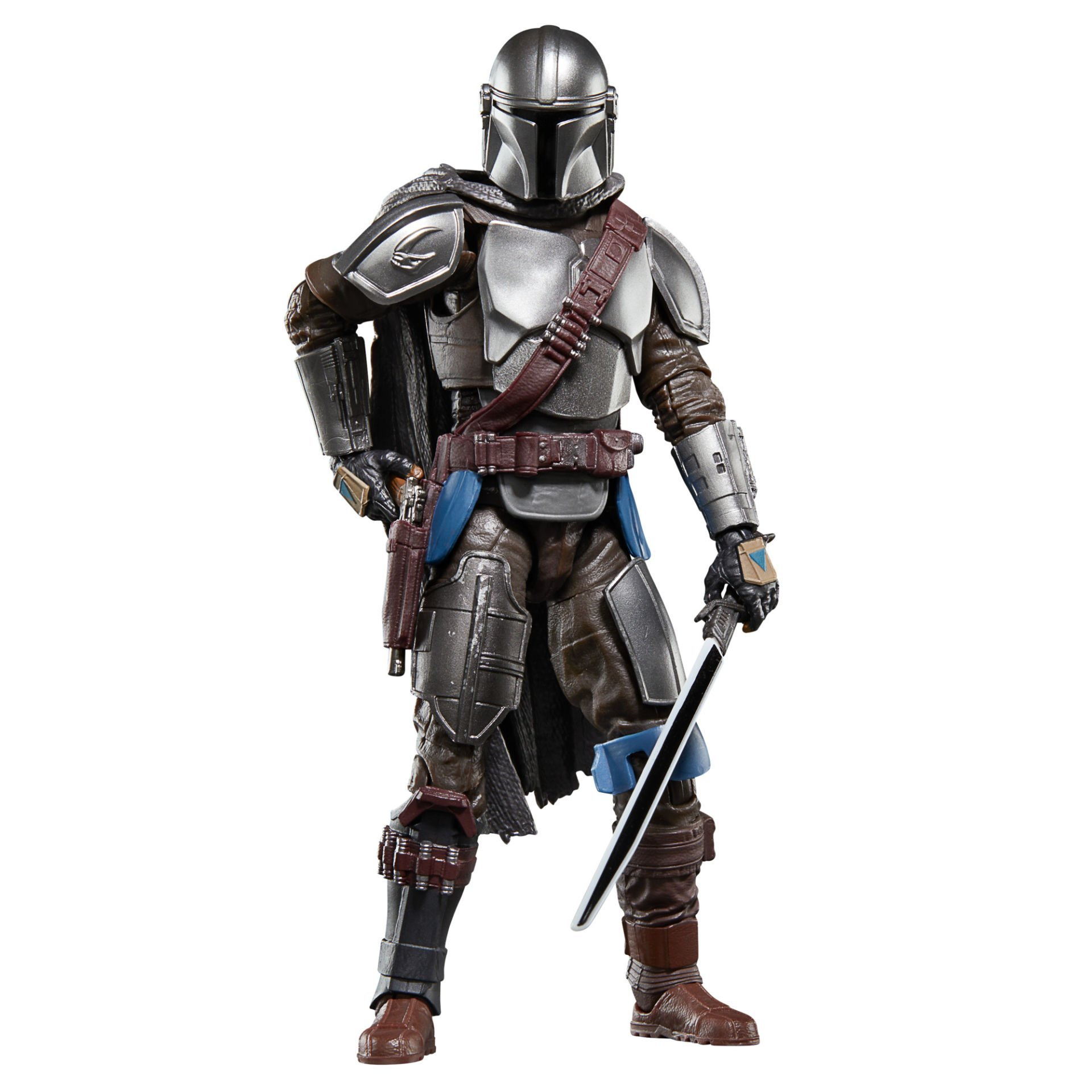 Mandalorian aksiyon figürü. Gümüş bir miğfer ve zırh giyiyor, bir kılıç tutuyor. Koyu kahverengi botlar. Mavi detaylar.