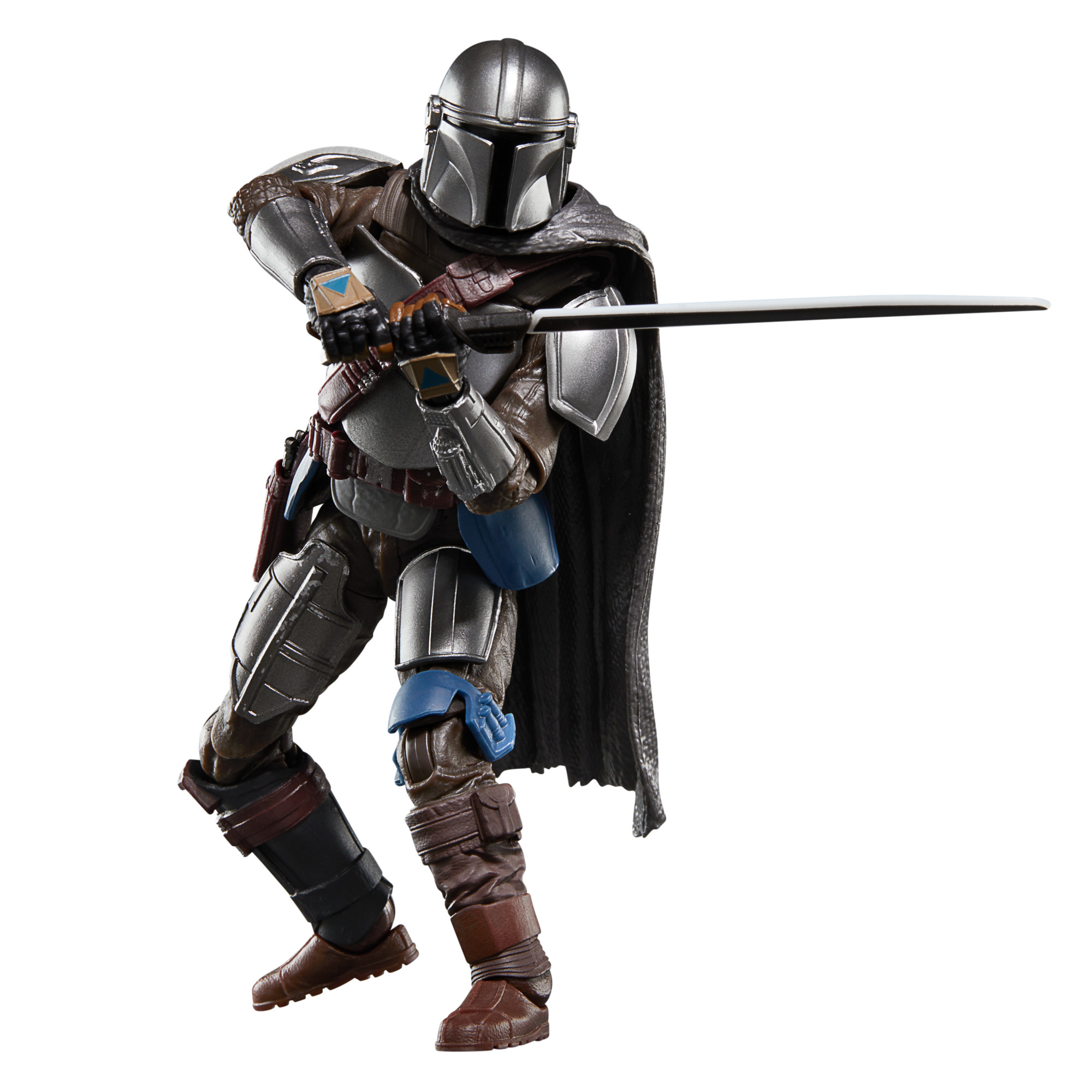 Gümüş ve kahverengi zırhlı, kılıç tutan bir Mandalorian aksiyon figürü. Beyaz bir arka plan üzerinde poz veriyor.