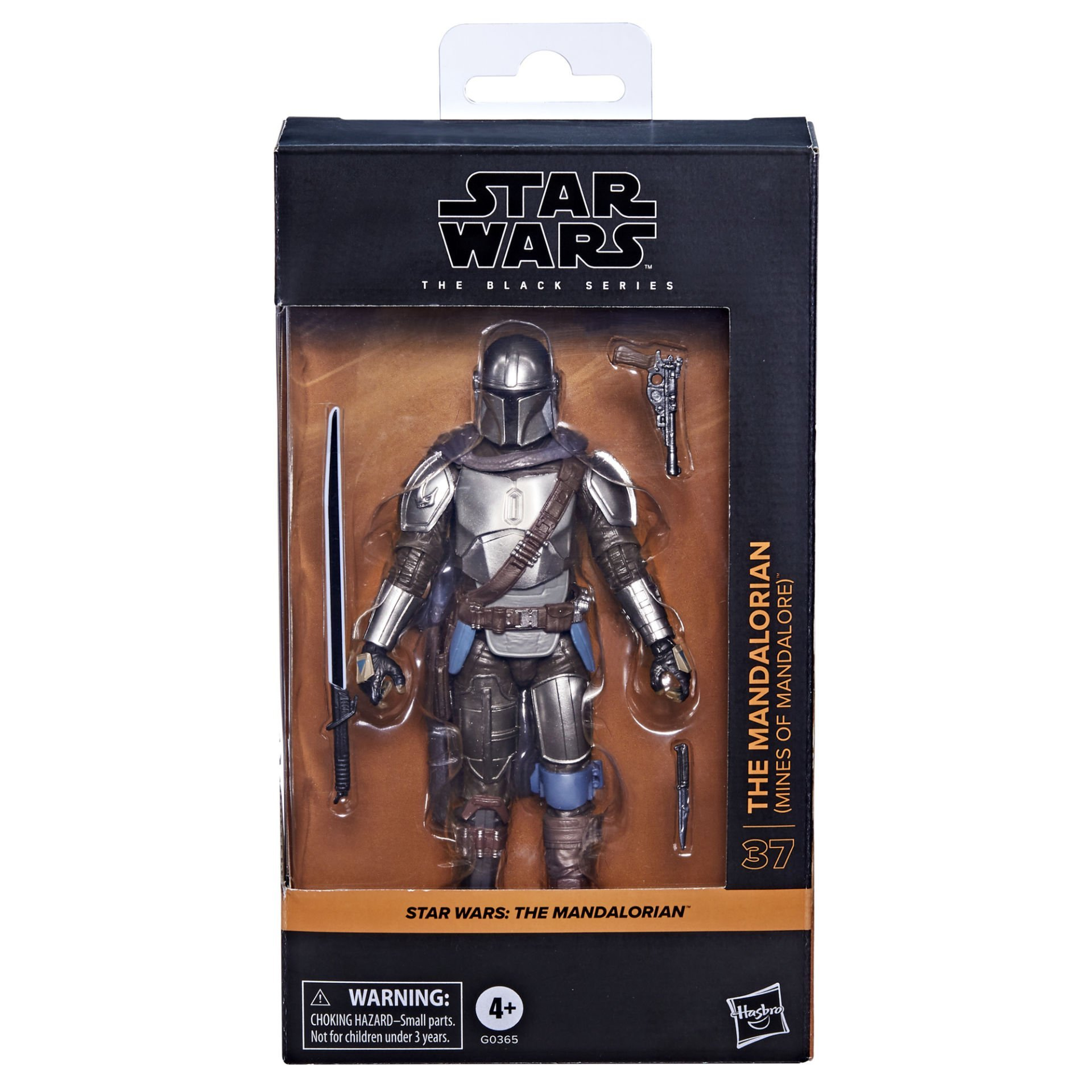 Siyah bir kutuda Mandalorian aksiyon figürü, siyah bir kılıç ve gümüş bir tabanca ile. Kutuda Star Wars logosu var.