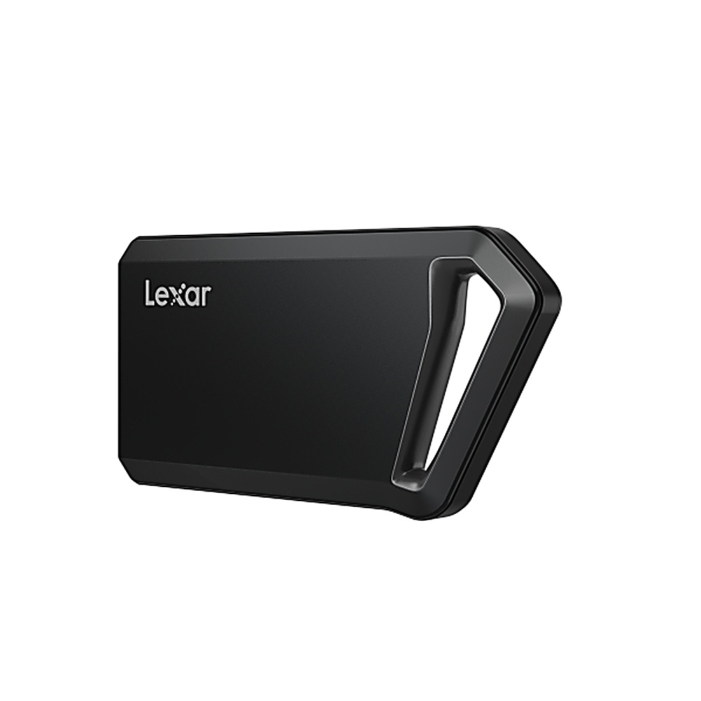 Eine schwarze externe Festplatte von Lexar. Sie hat eine einzigartige Griffform und ein minimalistisches Design vor weißem Hintergrund.