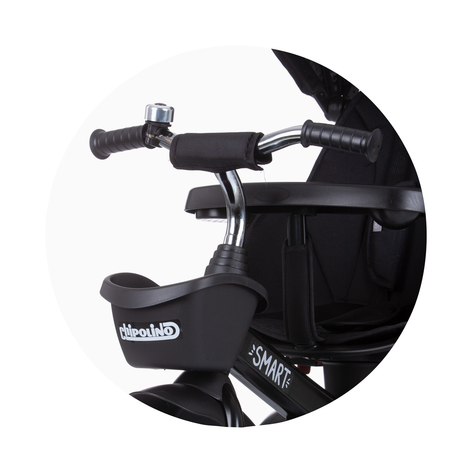 Primer plano del manillar de un triciclo negro con timbre, cesta y asiento. El marco es negro con la palabra 'SMART'.