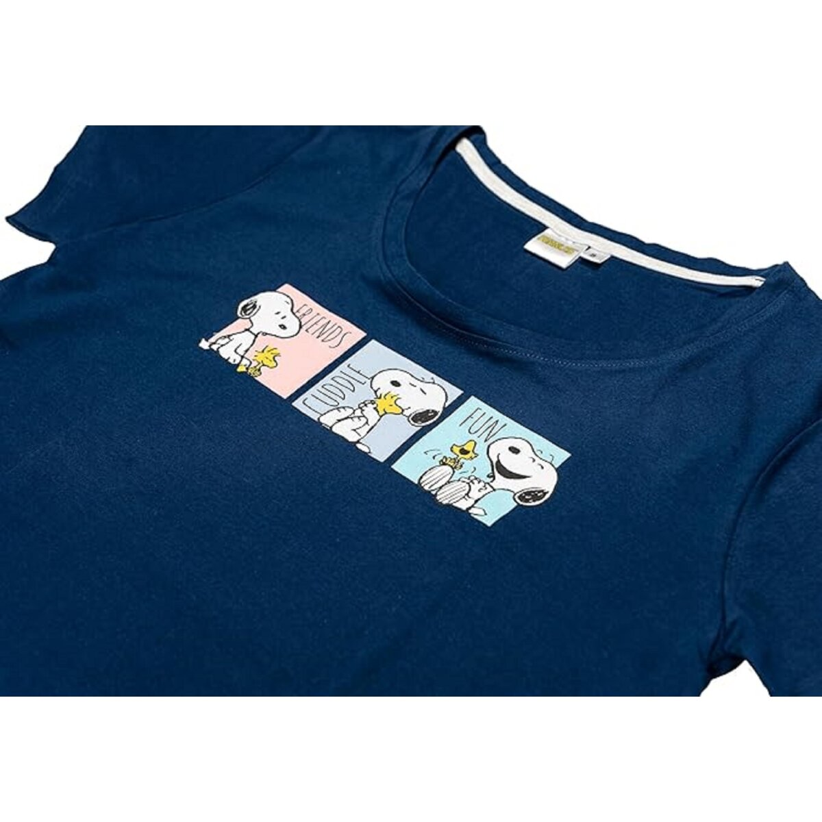 Marineblaues T-Shirt mit Snoopy-Cartoon. Es zeigt drei Snoopy-Bilder mit den Wörtern 'FREUNDE', 'KUSCHELN' und 'SPASS'.