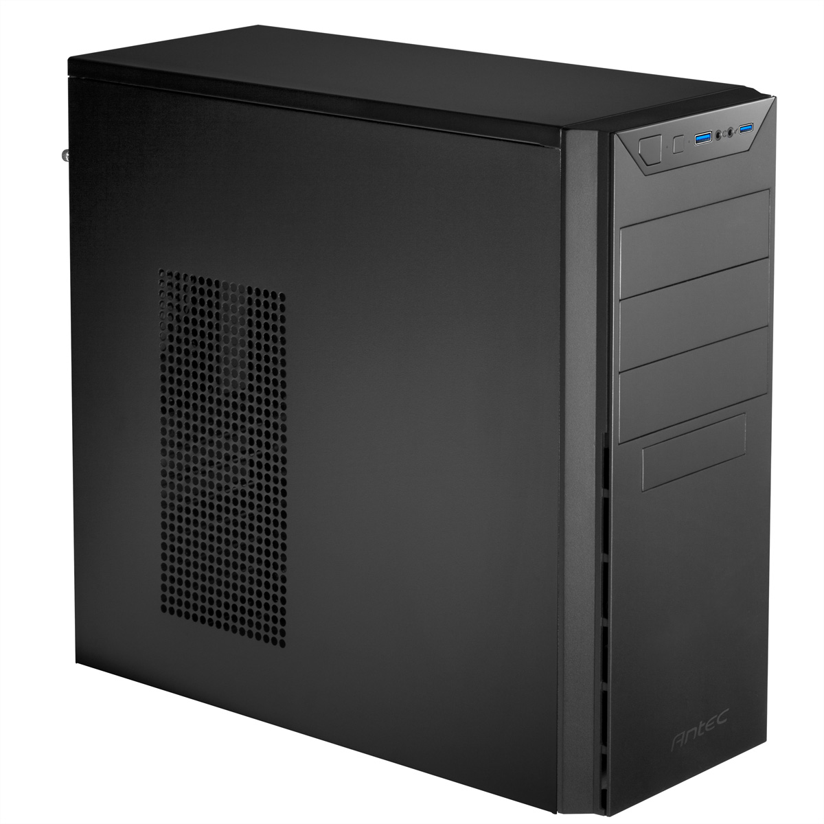 Un boîtier d'ordinateur noir sur une surface blanche. Il a un panneau latéral perforé, des boutons avant et le logo Antec.