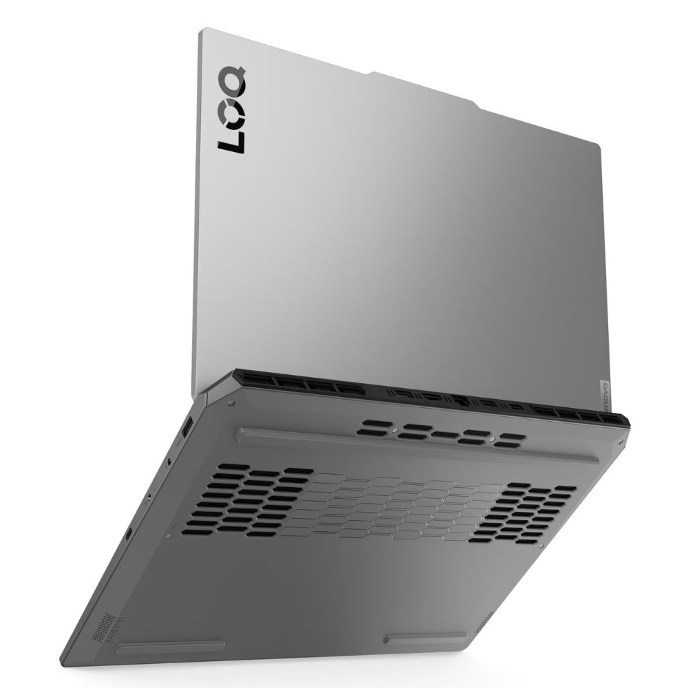 Gümüş renkli dizüstü bilgisayar, Lenovo markası, hafifçe açık. Ekranda LOQ logosu, tabanda havalandırma ızgaraları var. Aşağıdan görünüm.