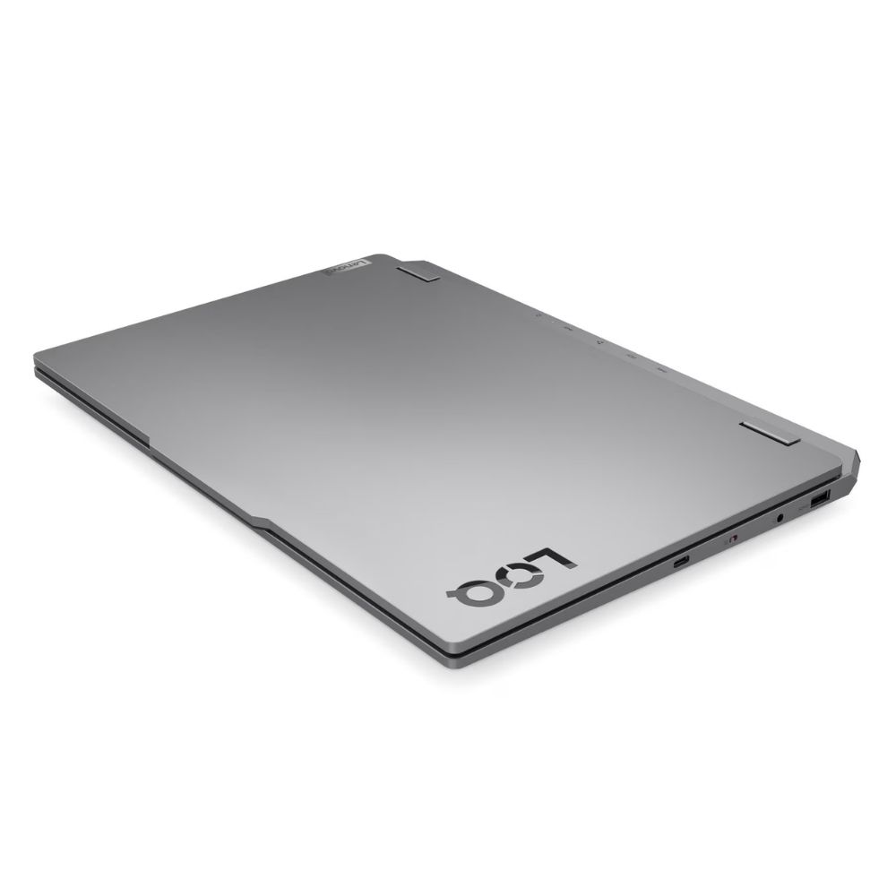 Üstünde Lenovo logosu olan gümüş renkli bir dizüstü bilgisayar. L ve Q harfleri sağ altta görünüyor.