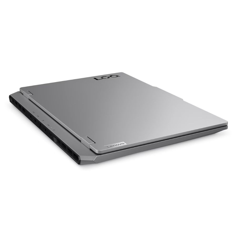 Gümüş renkli bir Lenovo dizüstü bilgisayar beyaz bir yüzey üzerinde açık duruyor. Lenovo logosu görünür ve Legion logosu üst kısımda.