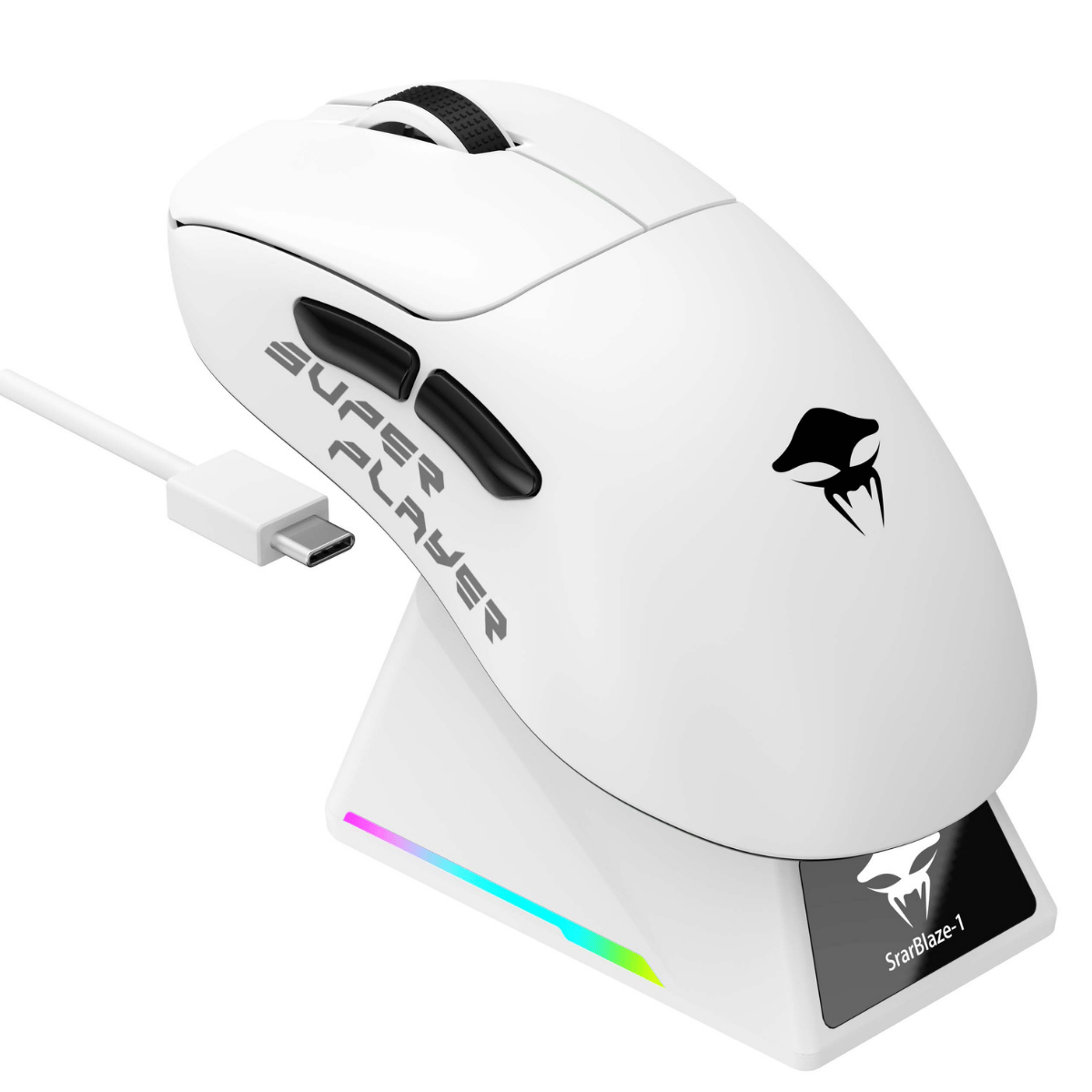 Biała mysz do gier z czarnymi przyciskami i logo czaszki. Znajduje się na białej podstawce z kolorowymi światłami. Podłączony jest kabel USB-C.