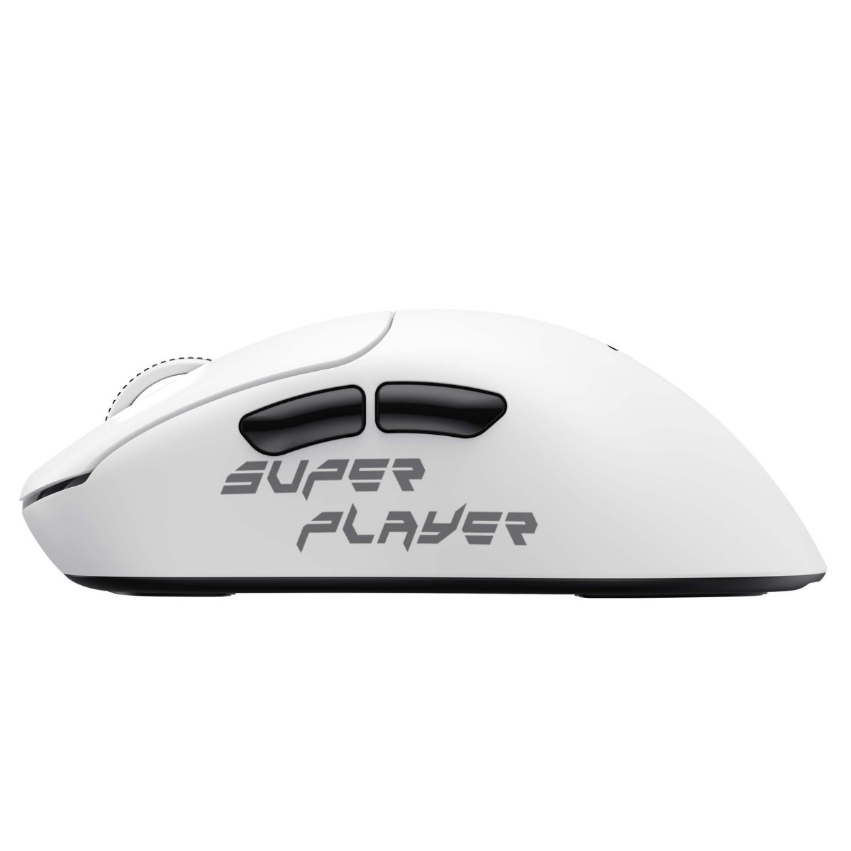 Biała mysz komputerowa z czarnymi przyciskami bocznymi i napisem 'SUPER PLAYER'. Tło jest białe.