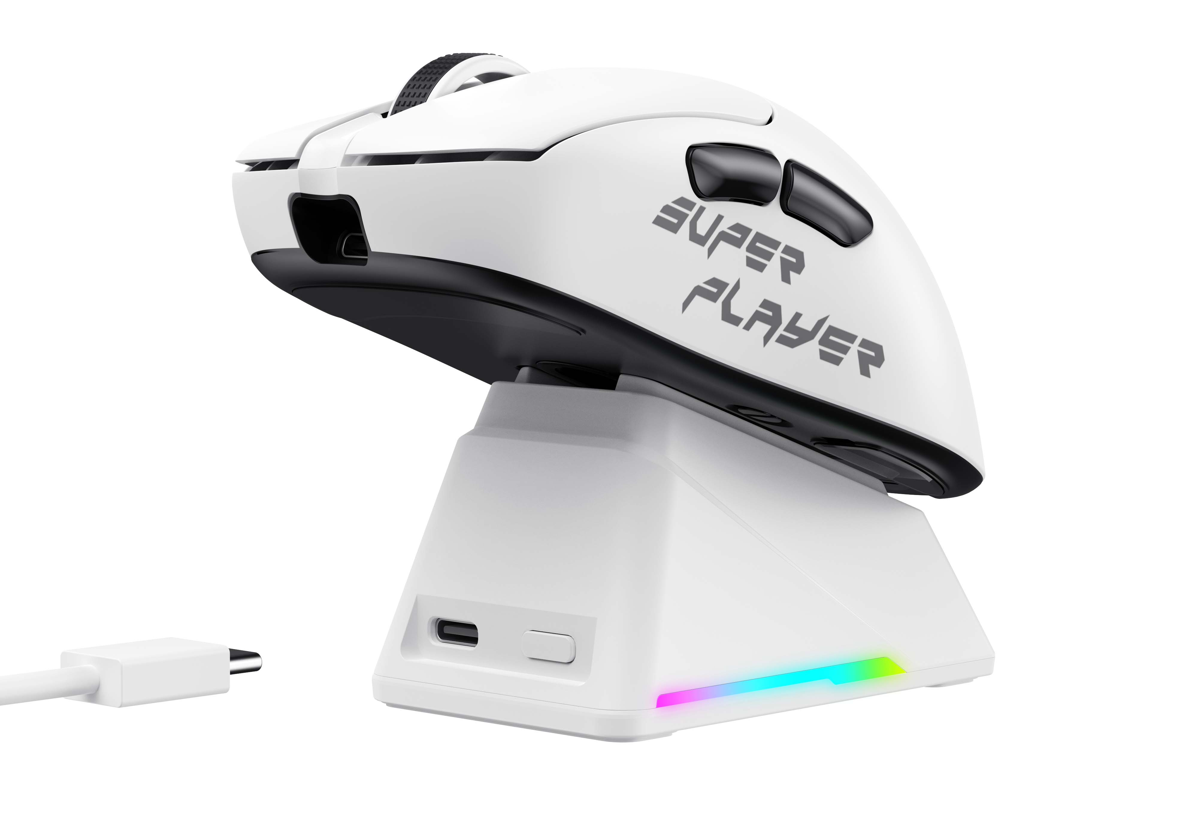 Biała mysz do gier na stacji ładującej. Baza ma pasek LED. Widoczny kabel z wtyczką USB-C.