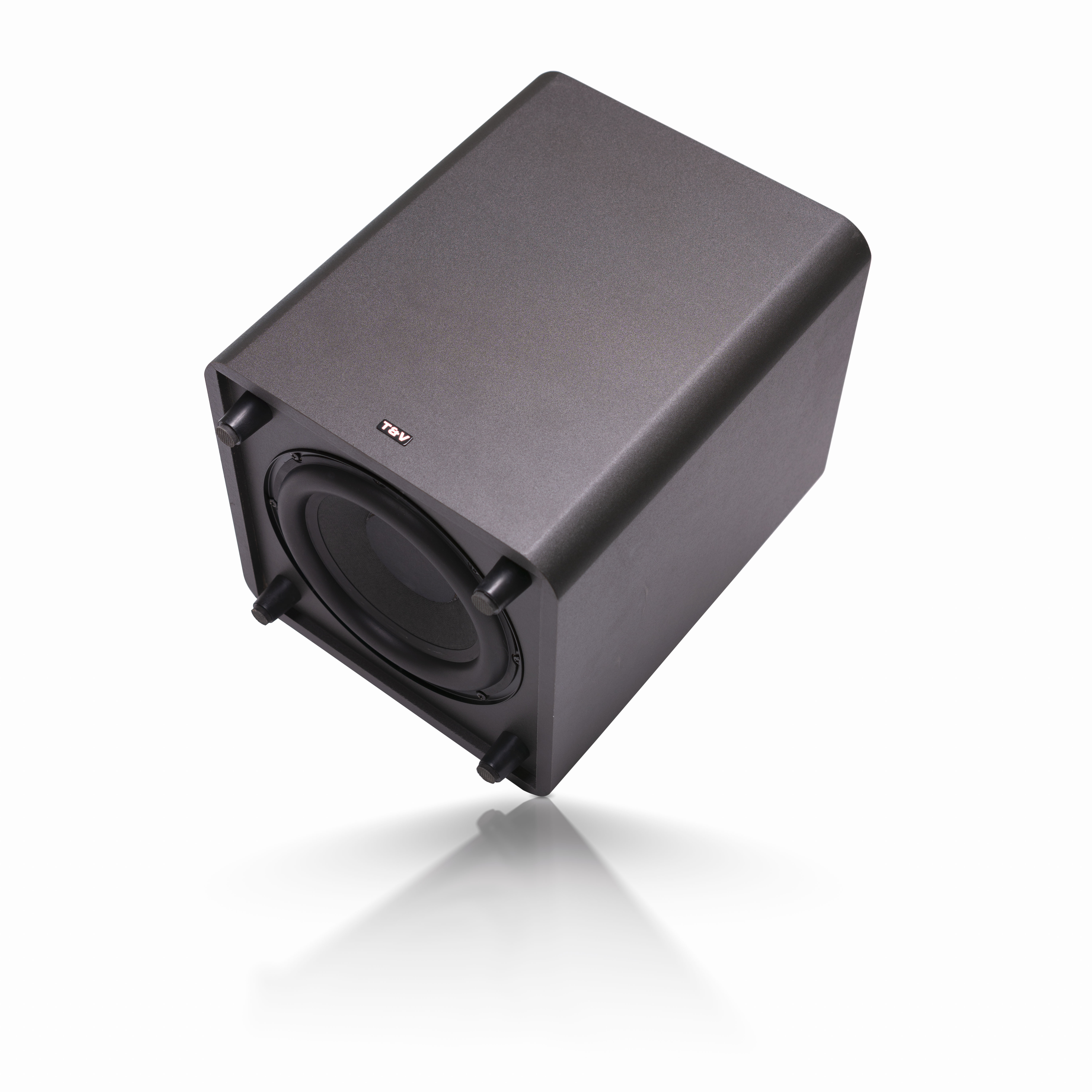 Beyaz zemin üzerinde gri bir subwoofer. Bir hoparlör, dört ayak ve bir logo var. Hoparlör açılı.