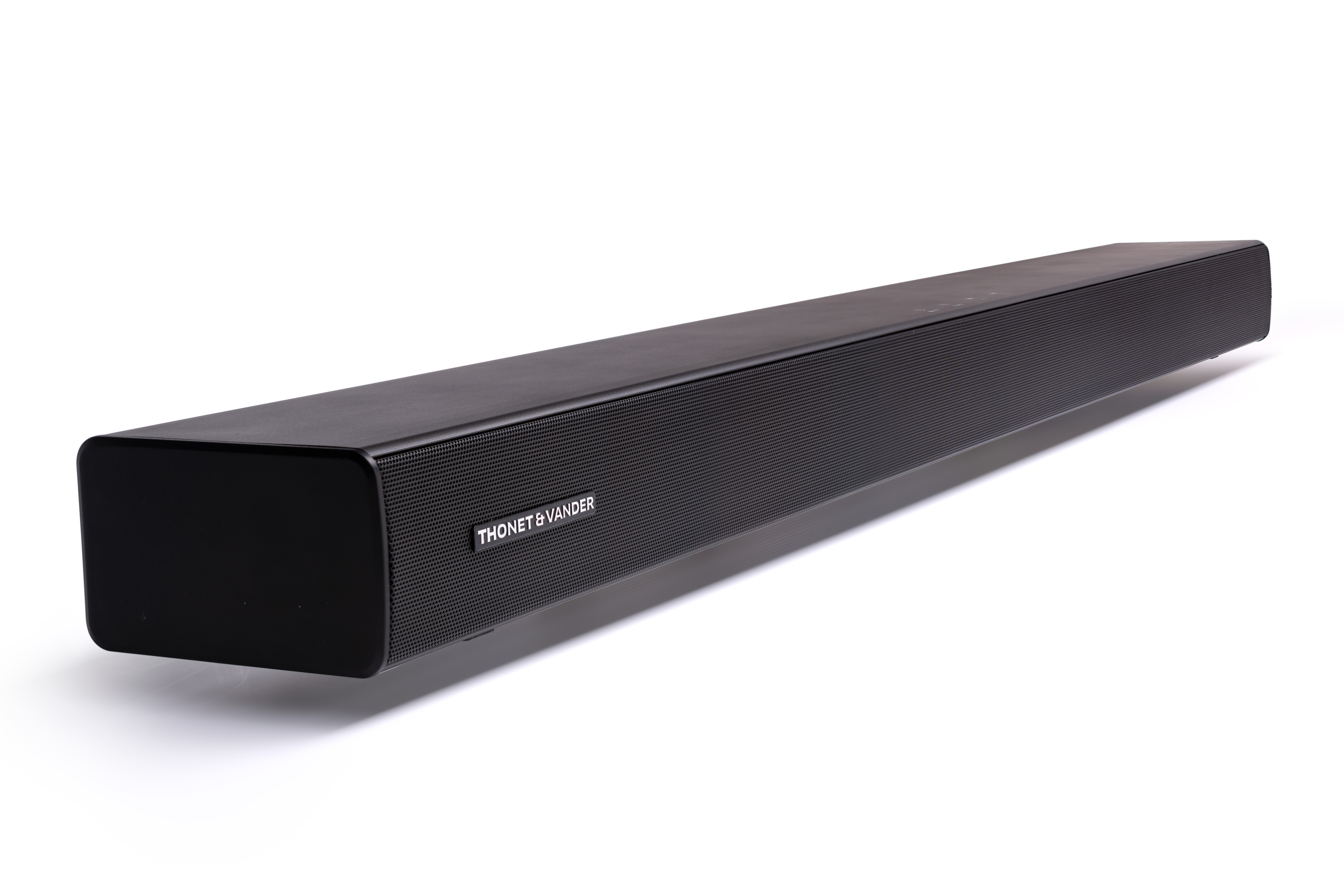 Beyaz bir yüzey üzerinde siyah bir soundbar. Önünde 'THONET & VANDER' markası yer alıyor.