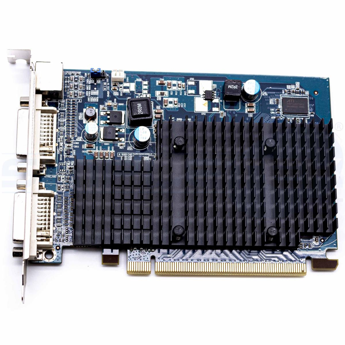 Una scheda grafica per computer su una superficie bianca. Ha un circuito blu, un dissipatore nero e vari componenti elettronici.