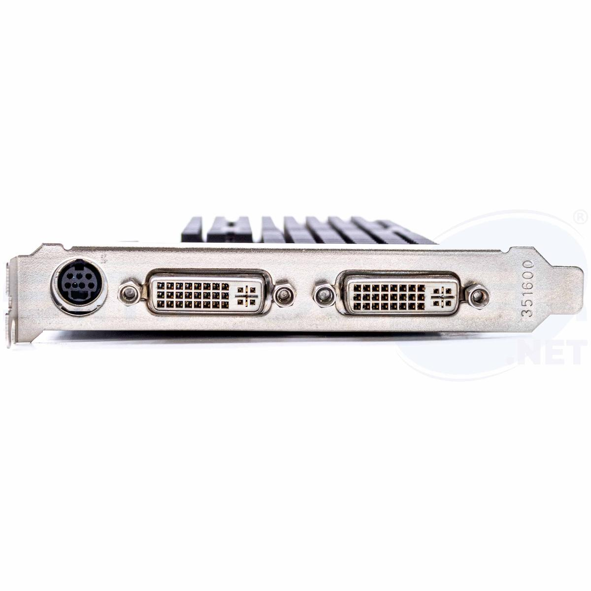 Una scheda grafica per computer argentata con più porte, tra cui DVI e una rotonda. Un dissipatore di calore nero si trova sopra.