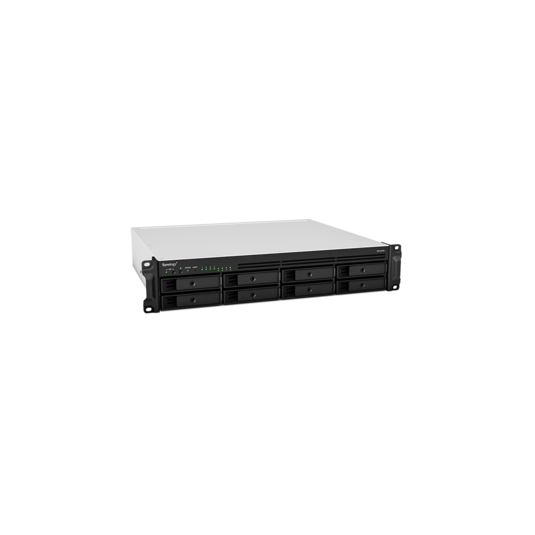 Ein schwarzes und silbernes Serverrack mit mehreren Laufwerksschächten, Synology-Logo und Statusanzeigen auf weißem Hintergrund.
