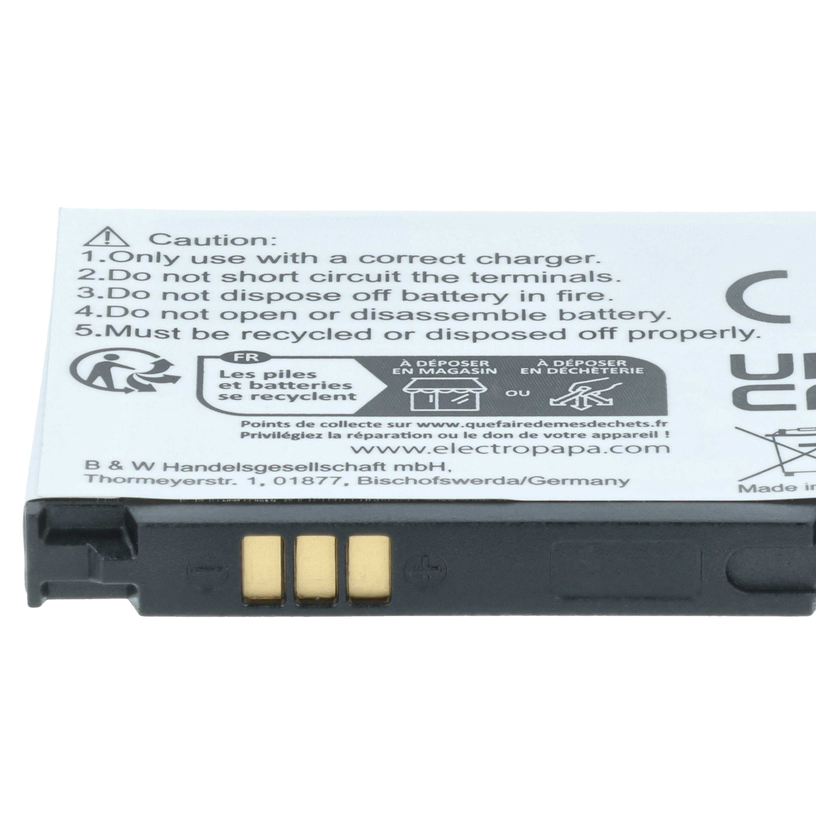 Batterie mit Warnhinweisen, Recycling-Symbolen und Text. Schwarze Basis mit Goldkontakten. Weißer Hintergrund mit französischem Text.