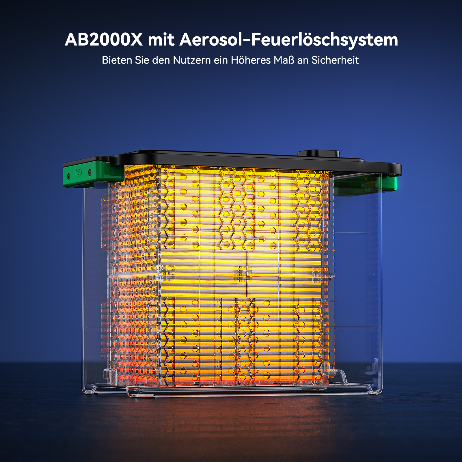 Klarer, rechteckiger Feuerlöscher mit gelb-orangem Innenraum. Ober- und Seiten grün akzentuiert. Text: AB2000X.