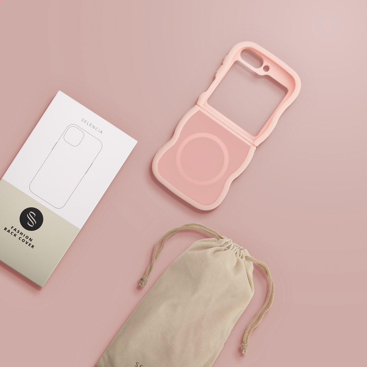 Coque de téléphone rose, boîte Selencia et pochette beige sur surface rose. La coque est ouverte. La pochette est fermée avec un cordon.