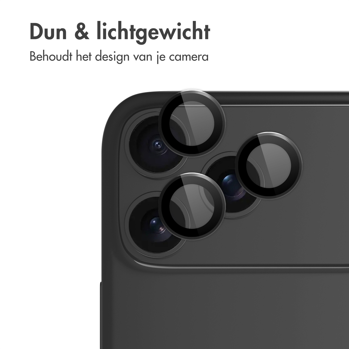 Close-up van een zwarte cameralensbeschermer voor telefoons. Meerdere lenzen zichtbaar, tekst bovenaan suggereert lichtgewicht ontwerp.
