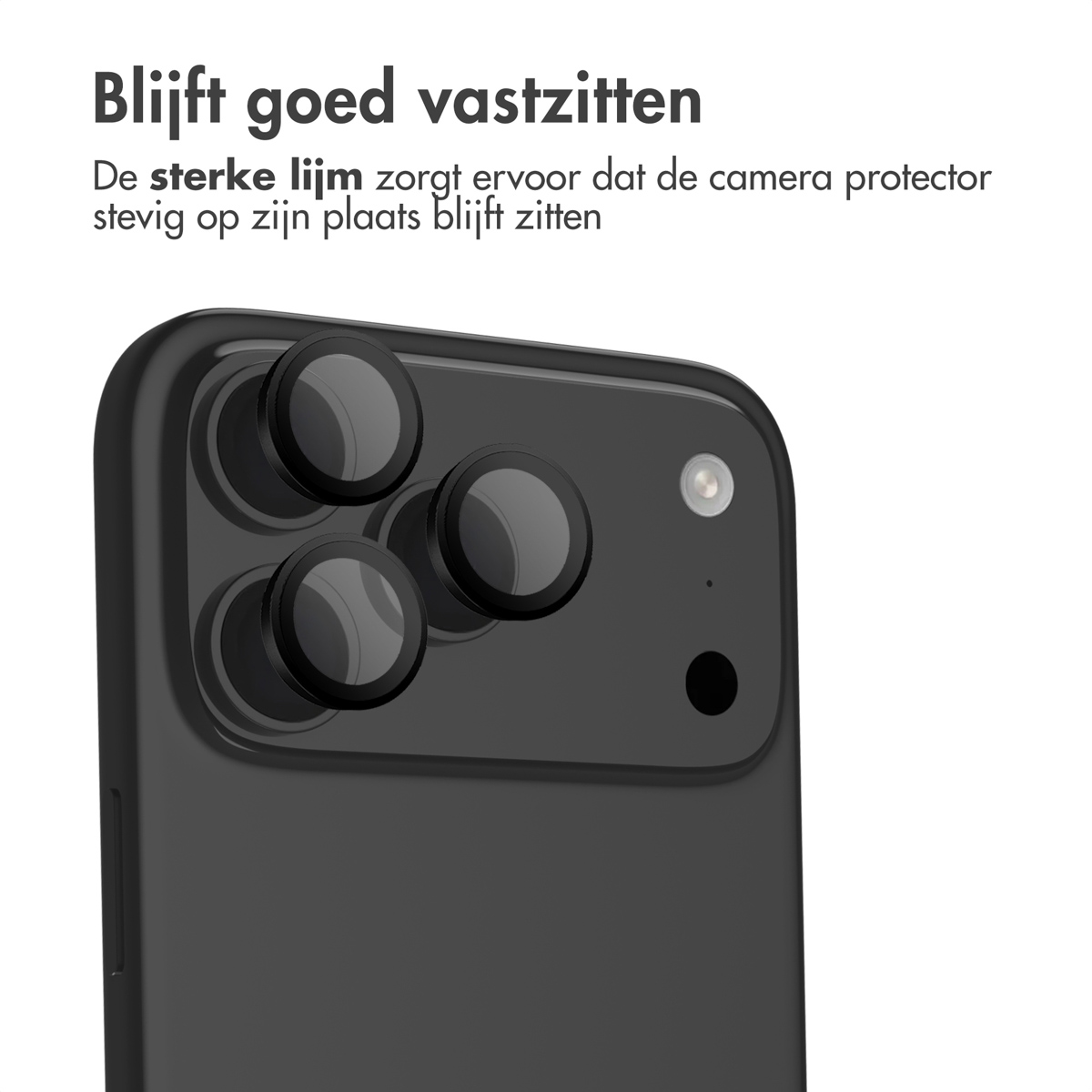 Close-up van een zwarte telefoon met cameralensbeschermers. Tekst bovenaan zegt: 'Blijft stevig op zijn plaats'.