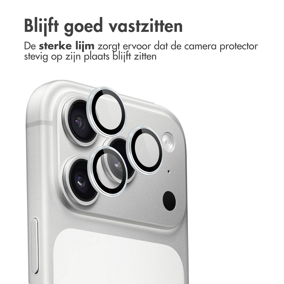 Een close-up toont een zilveren telefoon met cameralensbeschermers. De beschermers zijn helder met zwarte randen, en de telefoon heeft tekst.