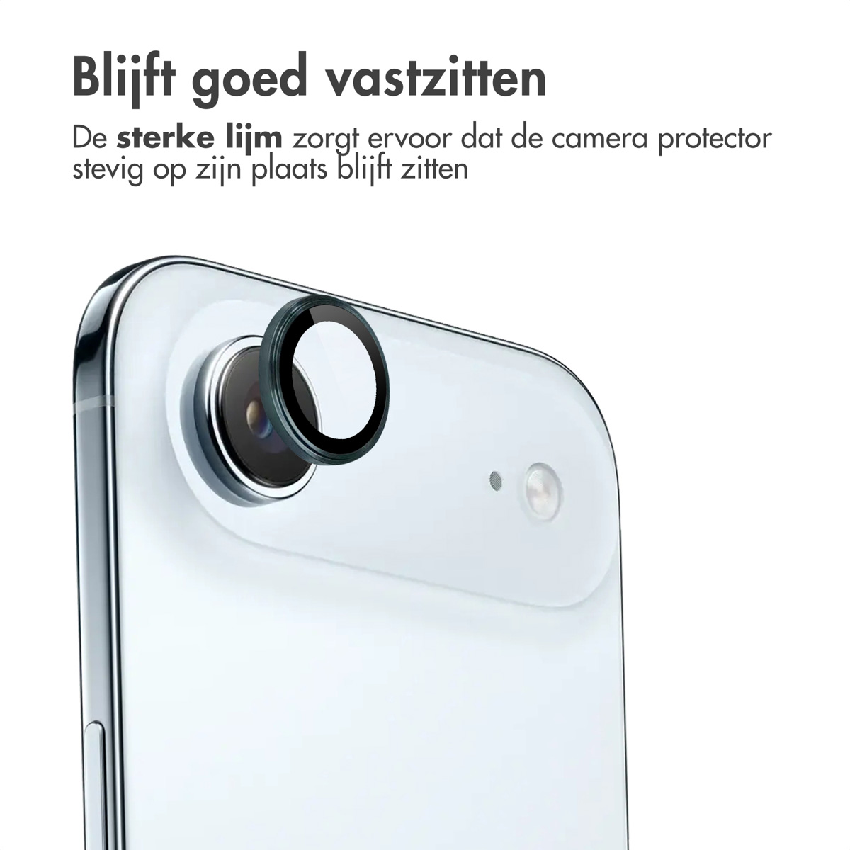 Achterkant smartphone met cameralensbeschermer. Tekst erboven: Blijft zitten. Sterke lijm zorgt ervoor dat de beschermer stevig blijft zitten.