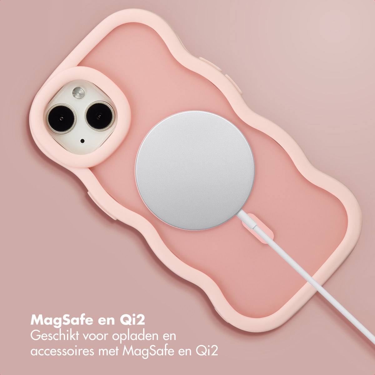 Een roze telefoonhoesje met een MagSafe-oplader. De hoes zit op een roze achtergrond. Tekst onderaan vermeldt MagSafe en Qi2.