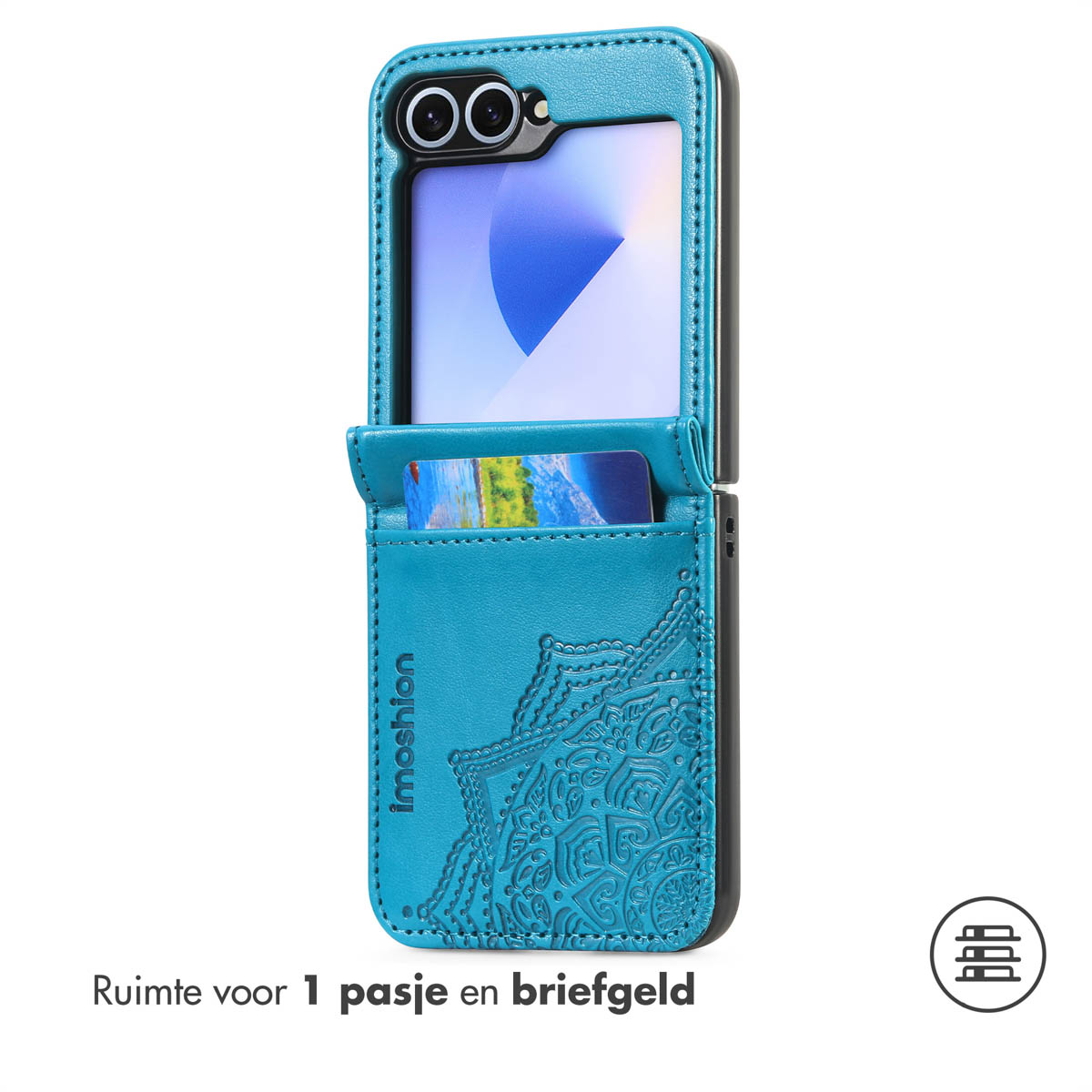 Turquoise telefoonhoesje met een kaartsleuf. Het telefoonscherm is zichtbaar door een uitsparing. De hoes is versierd met een mandala-ontwerp.