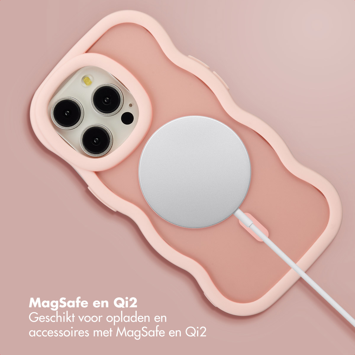 Coque de téléphone rose avec un chargeur MagSafe argenté. La coque a un design ondulé, la caméra du téléphone est visible. Câble blanc.