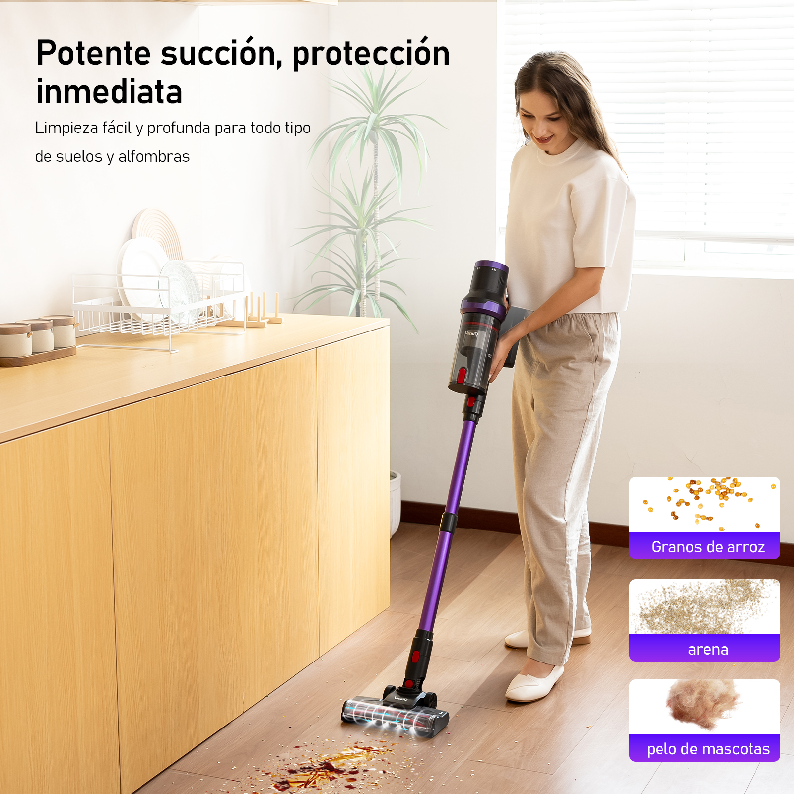 Mujer aspirando un piso de madera con una aspiradora morada. Demostrando la eliminación de granos de arroz, arena y pelo de mascotas.